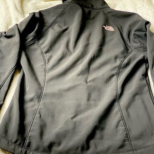 Women’s size large North Face soft shell jacket!